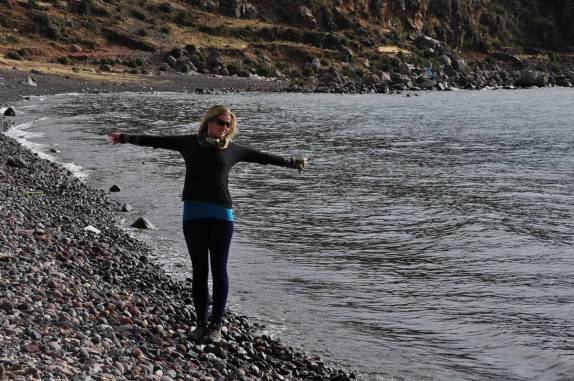 Praia de pedras na ilha de Amantani, no lago Titicaca, no Peru